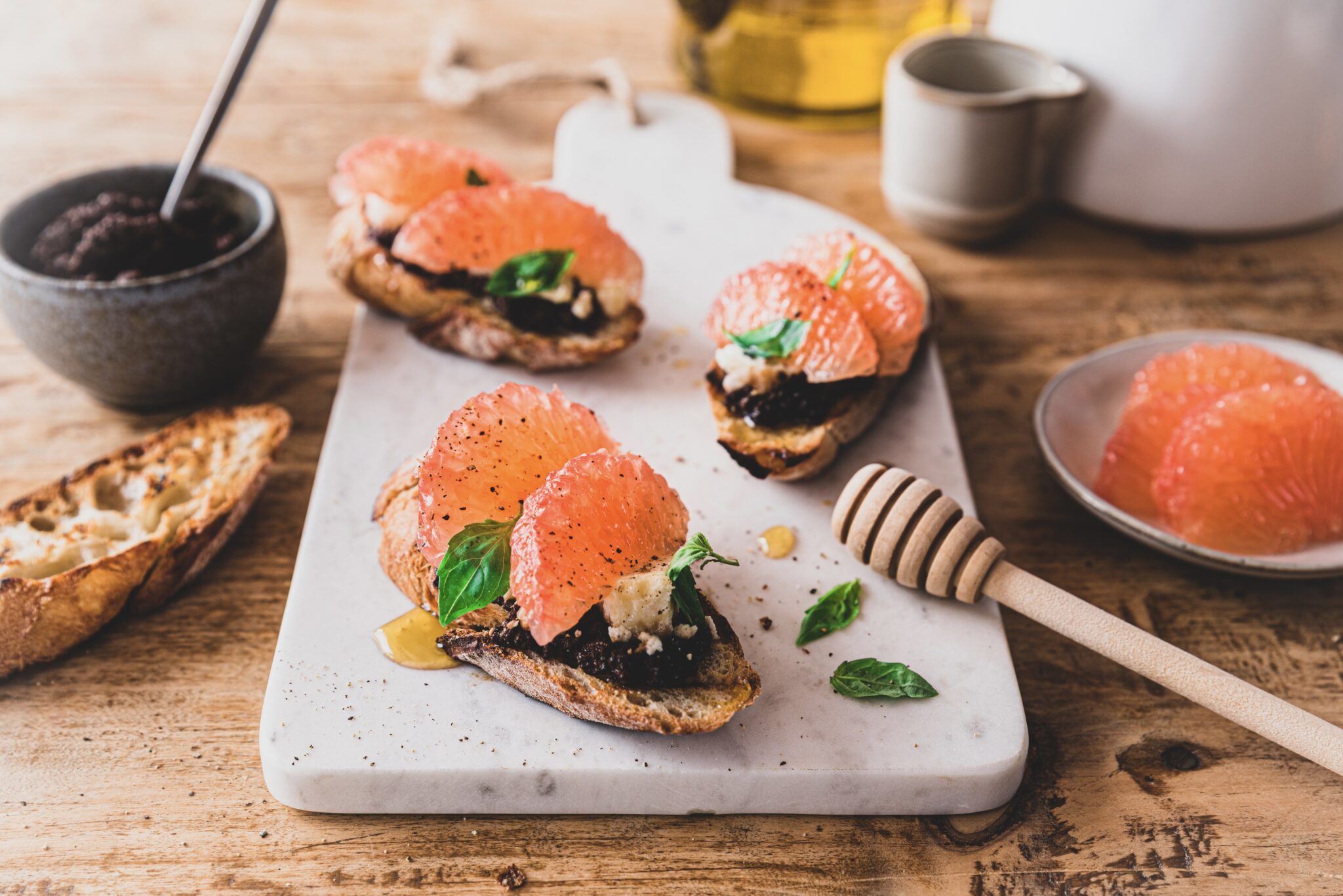 crostinis mediterraneens au pamplemousse de la Floride