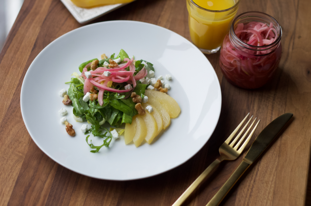 Salade Au Jus D'orange De La Floride Aux Poires Pochées Et Aux Oignons Marinés