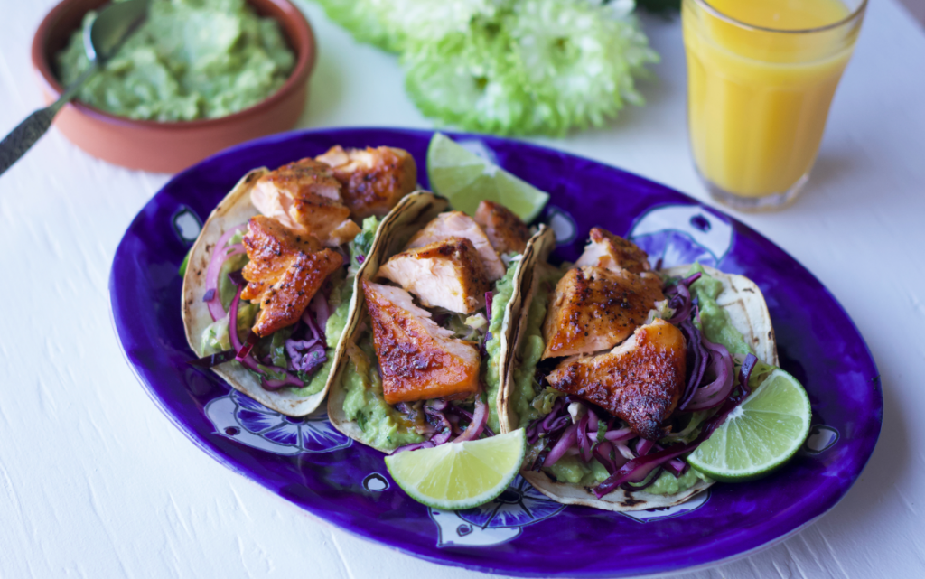 Tacos de saumon glacé au jus d'orange de la Floride et au chipotle ...